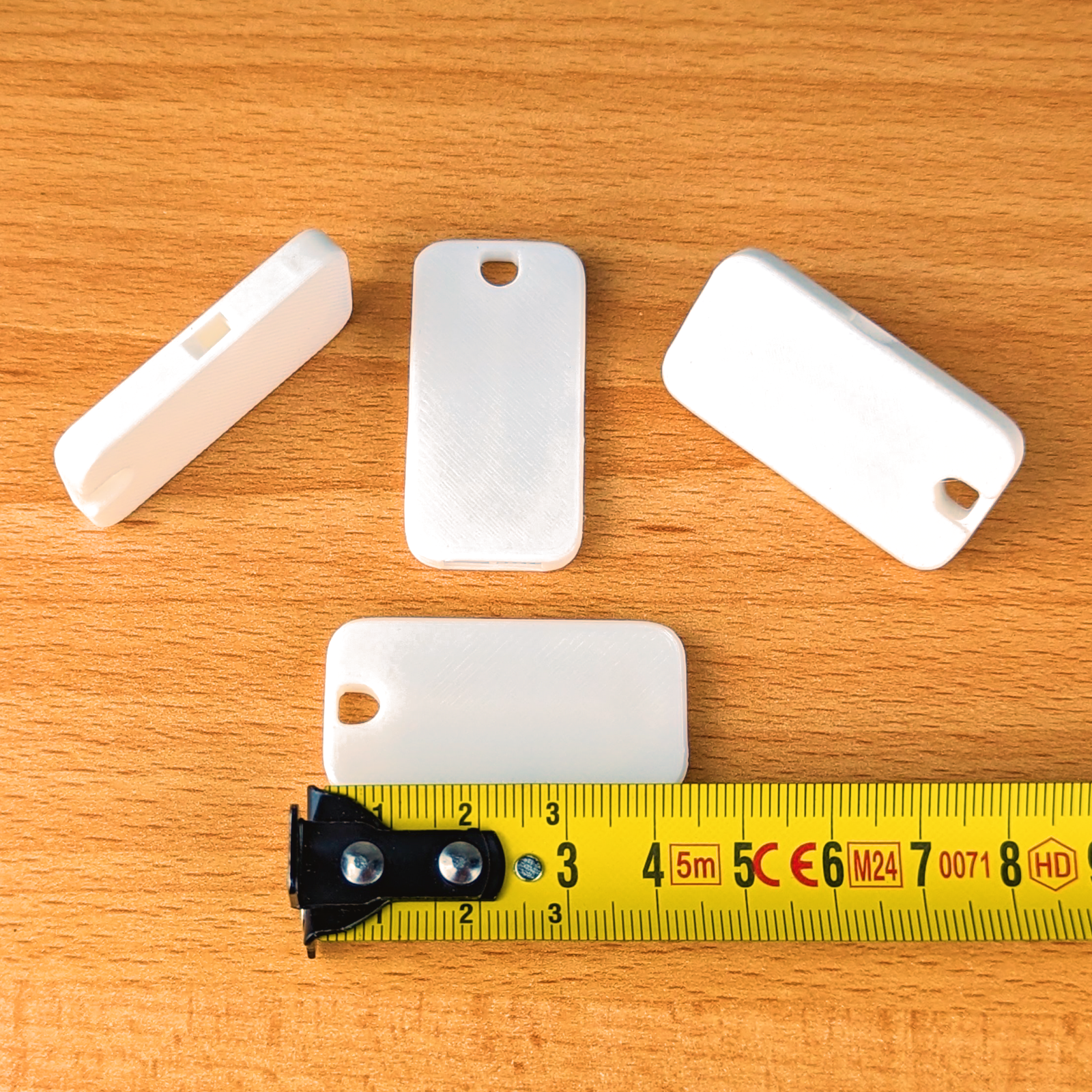 Quatre sifflets Cupote avec mètre ruban montrant les dimensions