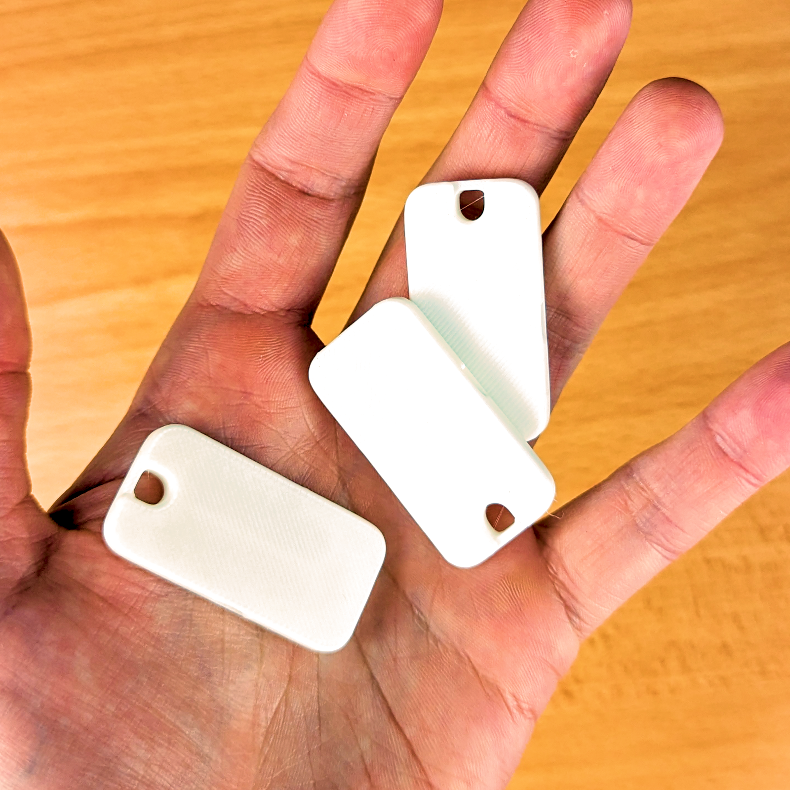 Sifflet Cupote format porte-clés 45×18 mm dans la paume d'une main